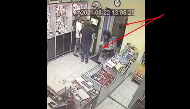 Жінка на камери привласнила гаманець, який випав від хлопця, котрий виходив із магазину.