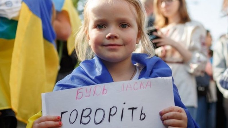 Українську мову рідною вважає більша частина опитаних українців.
