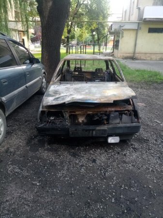Андрій Тоненчук на своїй сторінці в мережі Фейсбук зазначив, що авто знаходилося на проспекті Свободи, припарковане між будинками 35 та 37.