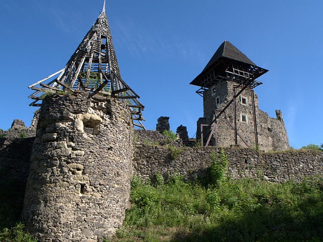 В Центральной Европе таких объектов почти не сохранилось. Уникальный памятник XII века - Невицкий замок на Закарпатье - приходит в упадок.