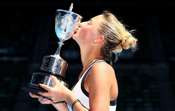 Украинская теннисистка Марта Костюк в финале юниорского турнира на Открытом чемпионате Австралии обыграла Ребекку Масарову из Швейцарии.
