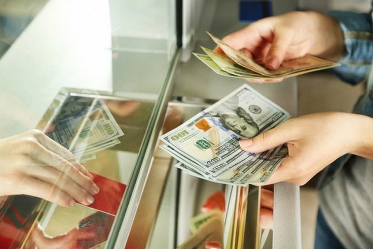 4 серпня курс долара та євро на українській валюті впав. Американську валюту можна продати по 38,35 грн за долар, а євро – по 38,60 грн за євро.