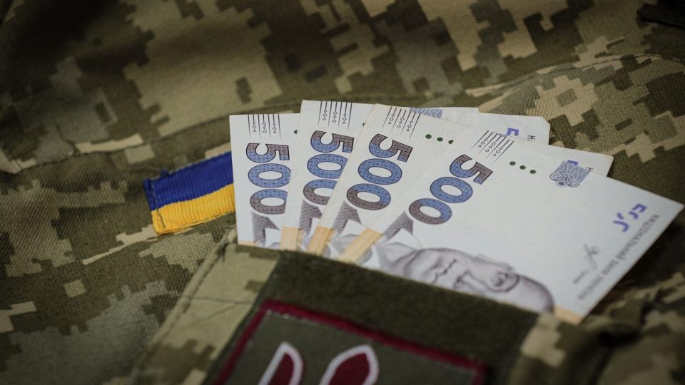 У Пенсійному фонді України повідомили, чи будуть відраховувати ПФУ із заробітної плати мобілізованим на війну.