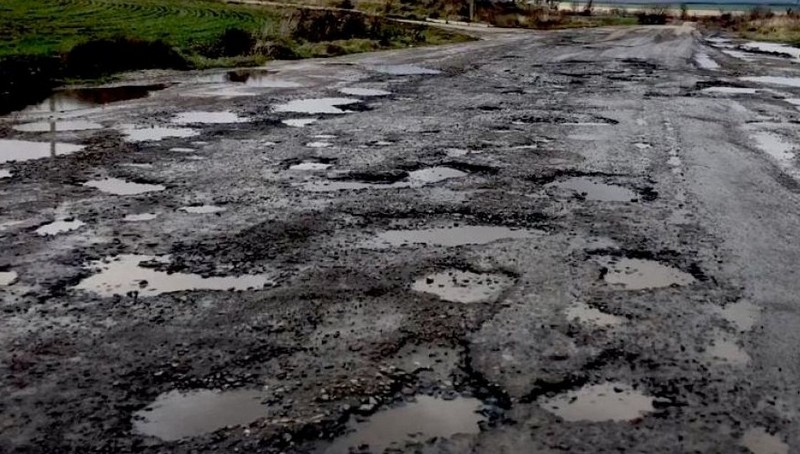 На Рахівщині у селі Ділове сьогодні місцеві жителі перекрили дорогу, через її жахливий стан.
