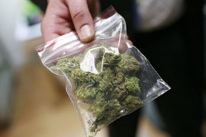70 граммов марихуаны, самодельное устройство для его употребления, электронные весы для фасовки обнаружили полицейские в гараже 31-летнего ужгородца. 