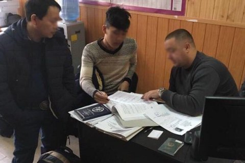 Співробітники Одеського обласного управління міграційної служби затримали 16 громадян В'єтнаму, які потрапили на територію України для подальшого нелегального перетину кордону країн ЄС.