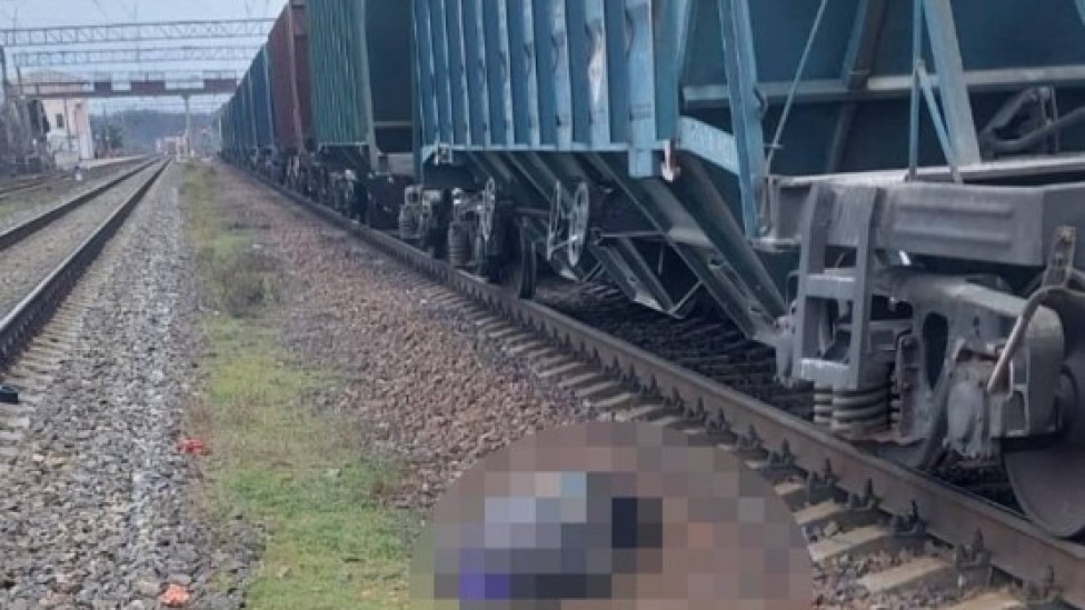 Поліцейські встановили, що машиніст вантажного потягу, побачивши поблизу залізничних колій жінку, подав звуковий сигнал. 