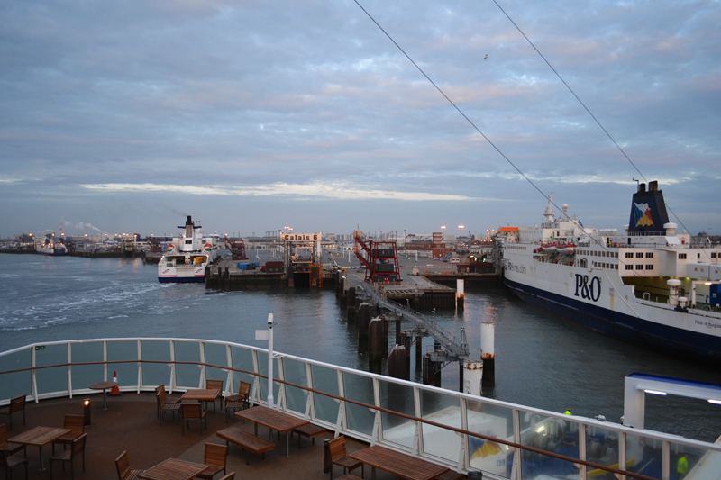Французский порт Кале приостановил работу из-за мигрантов.
