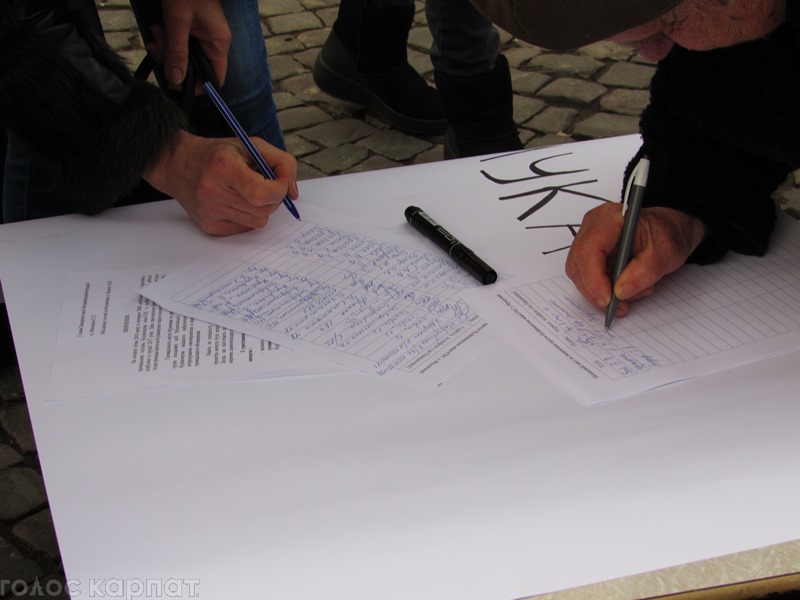 Активісти облаштували намет та ініціювали збір підписів – проти будівництва міні ГЕС на Латориці в межах міста. 