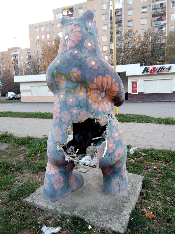 Скульптуру ведмедя в обласному центрі перетворили на смітник.