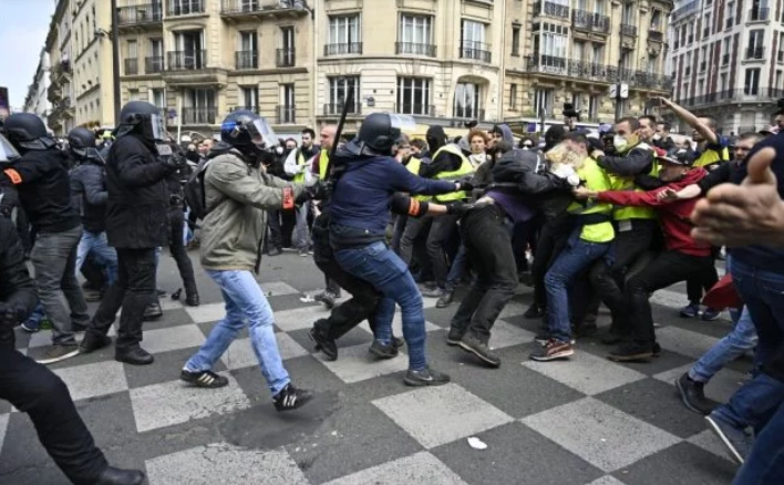 У Парижі під час демонстрацій 1 травня спалахнули сутички між поліцією та мітингувальники. Демонстранти кидали камінням у правоохоронців. 