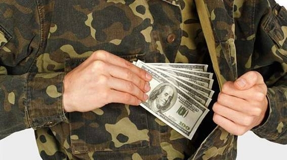 Водителя мукачевского военкомата был задержан во время получения 3,5 тысяч гривен взятки, которые он должен был передать заместителю руководителя военкомата за содействие в выдаче военного билета.
