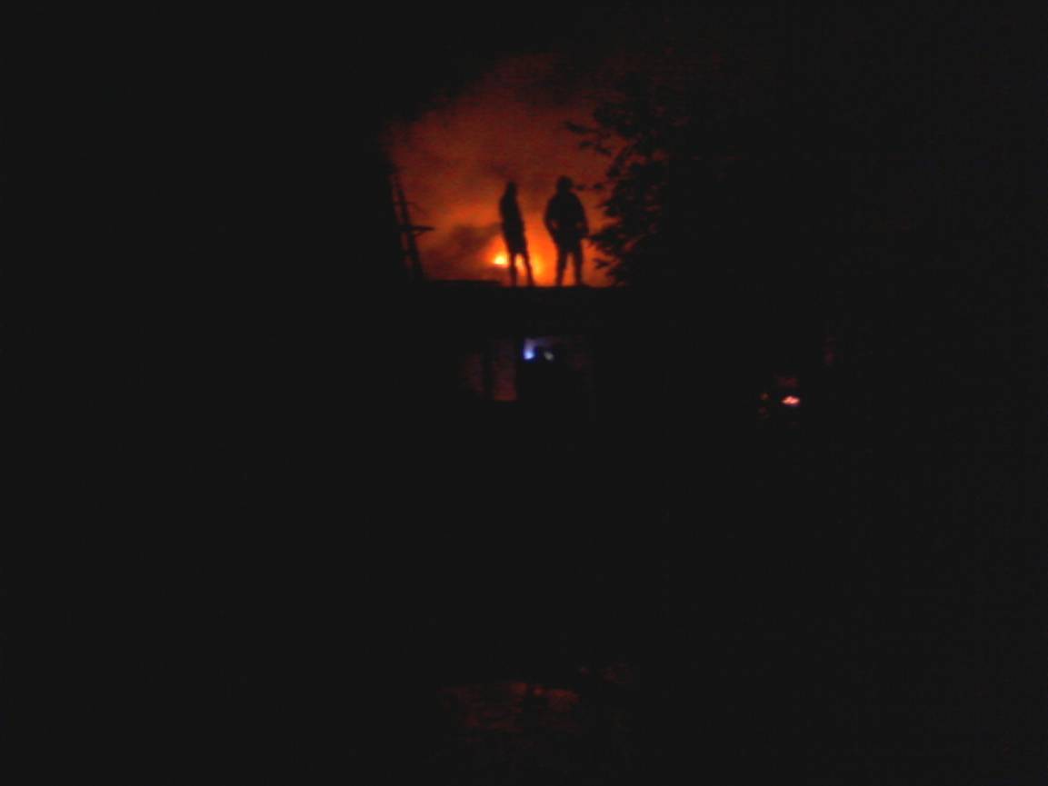 24 жовтня о 01:17 до виноградівських рятувальників надійшло повідомлення про пожежу у надвірній споруді (сараї), що на вулиці Миру в селі Карачин.