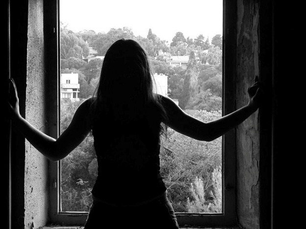 У Мукачеві дівчина вистрибнула з вікна багатоповерхівки (ВІДЕО)