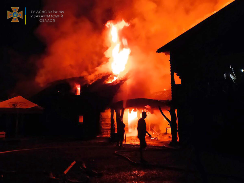 15 июля в 22:15 в Службу спасения поступило сообщение о возгорании в здании базы отдыха, расположенной в селе Белая Церковь Тячевского района. 