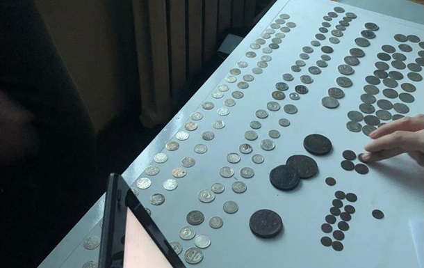 Монети виявили в поїзді Інтерсіті Київ - Перемишль за оперативною інформацією працівників СБУ.
