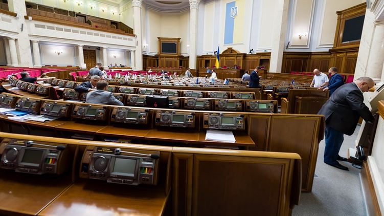 В апараті Верховної Ради виникли суперечки щодо застосування сенсорної кнопки для голосування народних депутатів. Дану технологію повинні були впровадити вже найближчим часом.