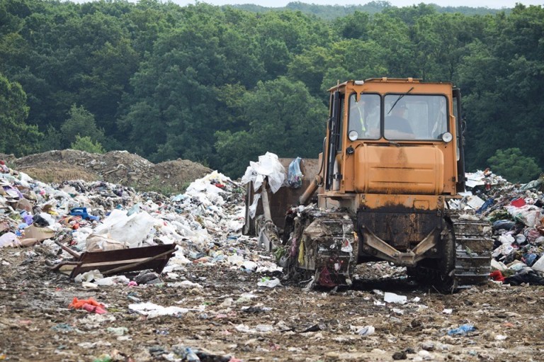 Полігон у Барвінку, на який звозять сміття з обласного центру та Ужгородського району, працює понад 20 років і наразі вже практично вичерпав свій ресурс.