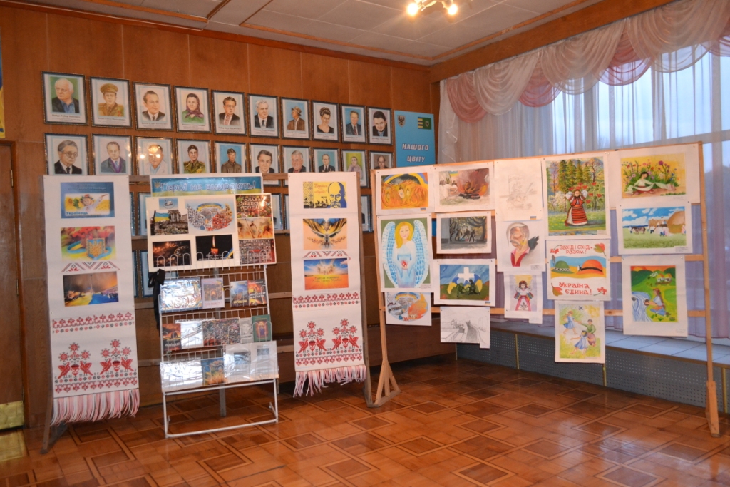 В Тячівській РДА оформлено книжкову виставку до Дня Гідності та Свободи «Герої не вмирають».
