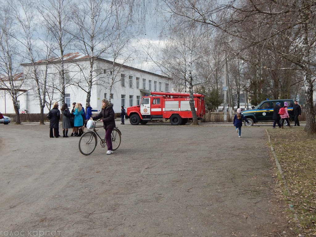 В Иршавской школе правоохранители ищут взрывчатку / ФОТО