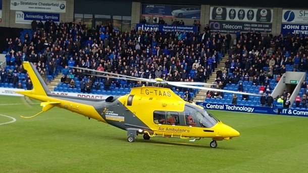 Футбольний матч в чемпіонаті Англії був зупинений через медичний вертоліт, який прилетів за глядачем.