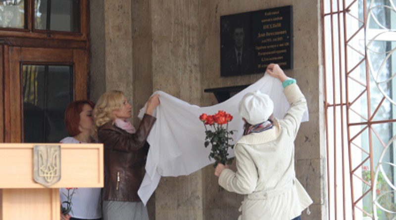 В День захисника України відкрили меморіальну дошку військовику Денису Кисельову.

