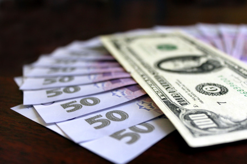 НБУ підвищив курс гривні по відношенню до долара відразу на три копійки.