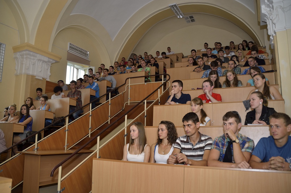 В этом году абитуриенты физического факультета УжНУ могут выбрать одну из пяти специальностей и имеют право перекрестного вступления