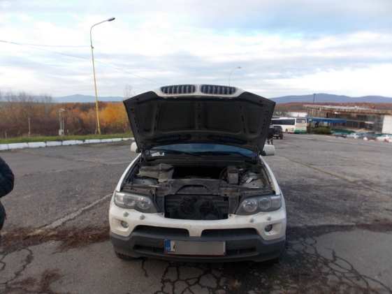 Прикордонники Чопського загону затримали BMW X5 з перебитим номером кузова.