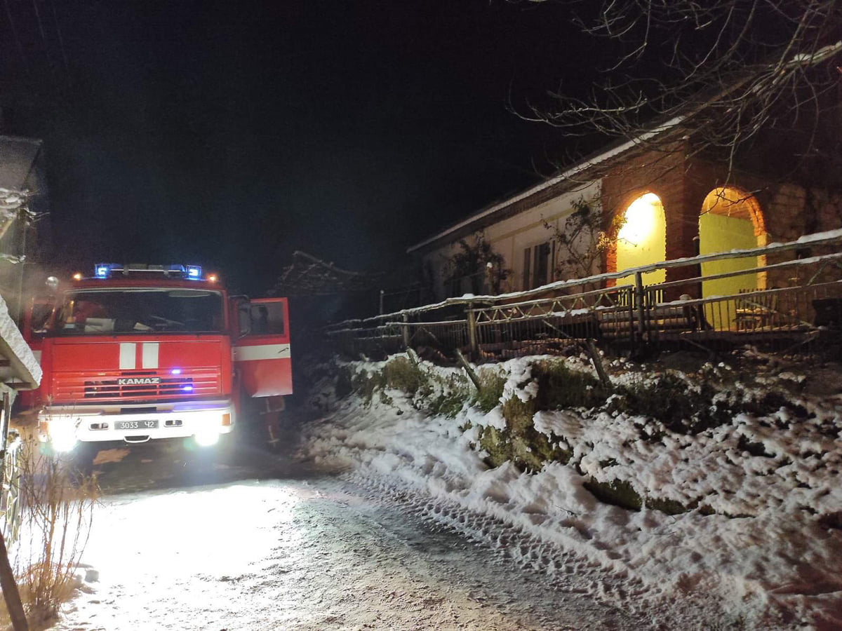 Ирсхава и Хуст спасатели бок о бок ликвидировали пожар в жилом доме, расположенном в липецком селе Поляна Хустского района.