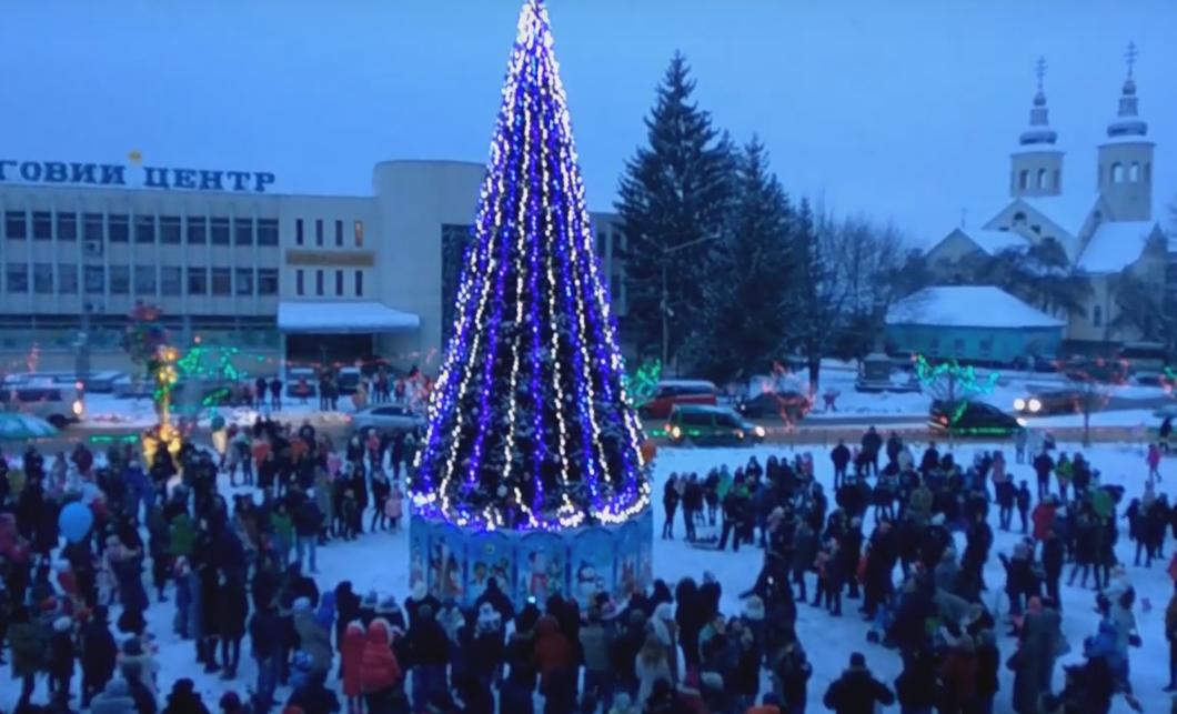 В Іршаві урочисто запалили вогні новорічної ялинки / ВІДЕО