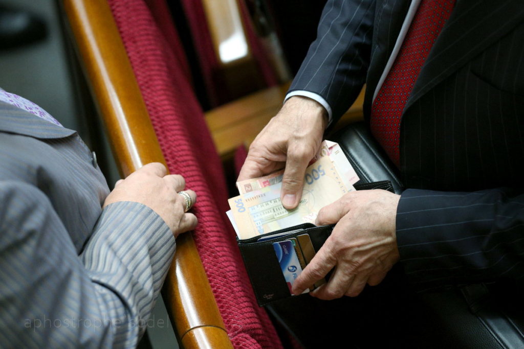 Деякі закарпатські народні депутати Верховної Ради отримали кожен по 192000 гривень компенсації.