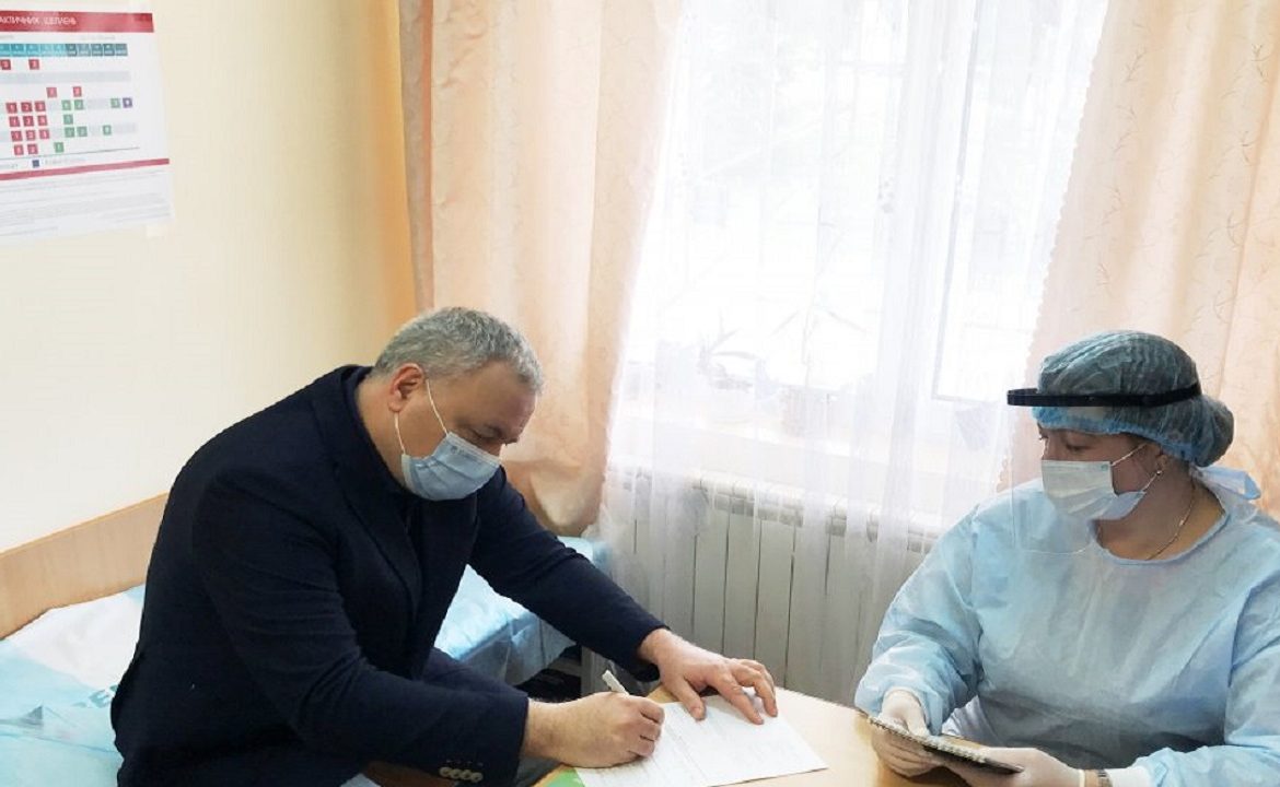 4 марта ректор УЖНУ Владимир Смолянка прошел процедуру государственной вакцинации вакциной «Ковишиельд/АстраЗенека». 