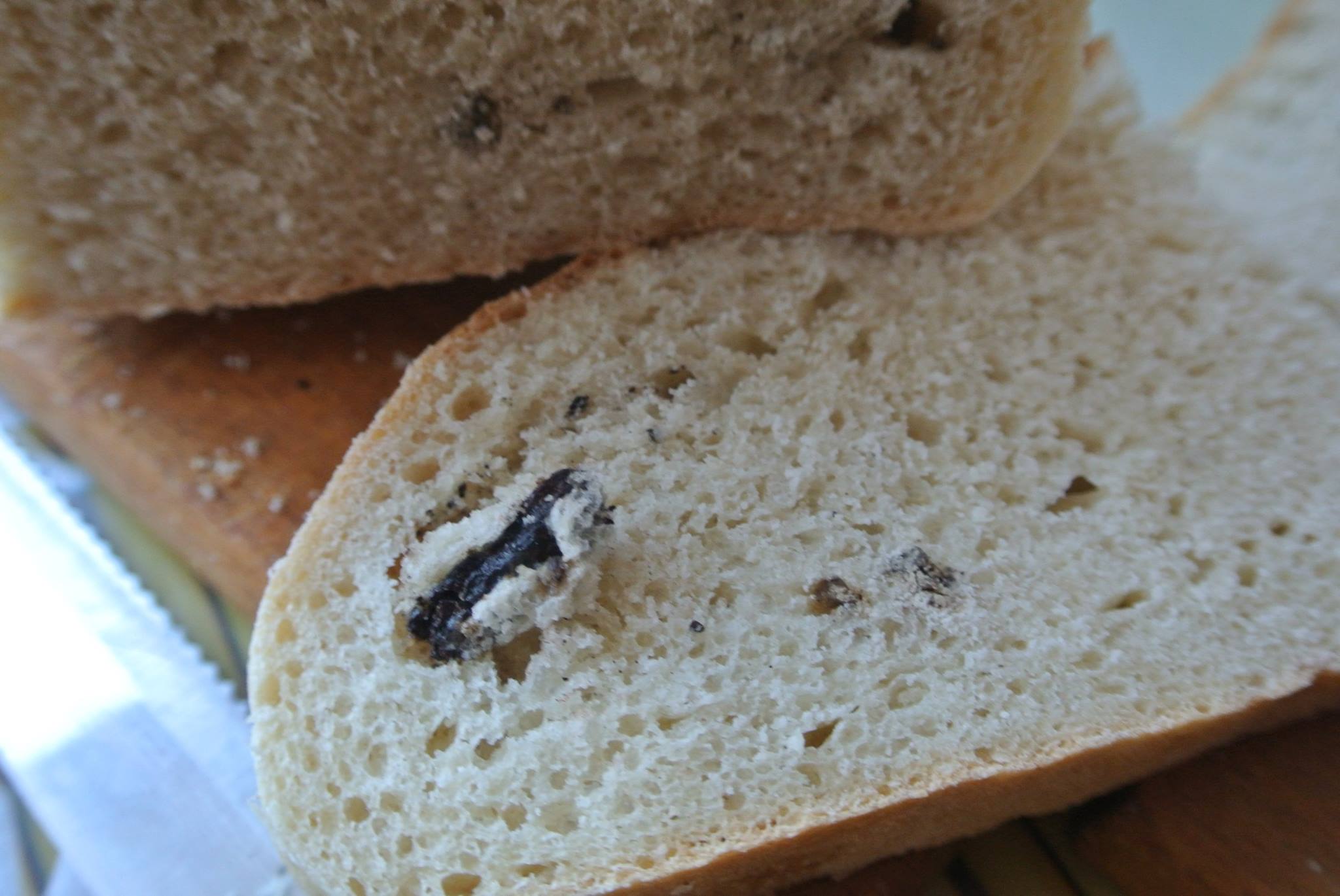 Разрезав хлеб, приобретенный в одном из магазинов в Рахове, женщина обнаружила внутри неожиданный 