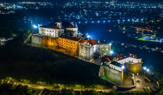 Фаєр-шоу, екскурсія та замкова кухня: Мукачівський історичний музей запрошує на святкування Дня міста (ВІДЕО)