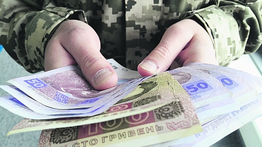 Кабинет министров Украины принял решение не ограничивать максимальный размер денежного довольствия силовиков и военнослужащих с 1 января 2016 года. 