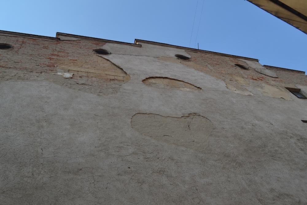 В ужгородском пассаже обваливается большими кусками штукатурки одна из стен здания, что выходит на пешеходную зону.