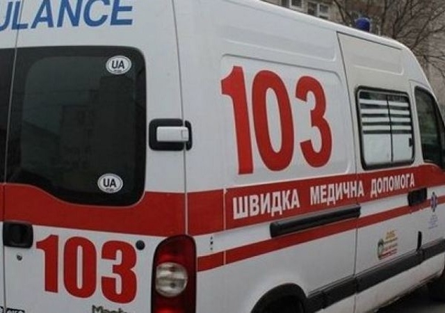 У Києві п'яний чоловік напав на бригаду швидкої, яка приїхала до нього на виклик, і поранив водія.