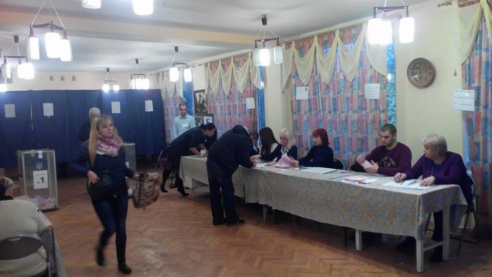 В Ужгороді на дільниці №210760 (садок №20, вул.Белінського, 22) під час виборчого процесу було зафіксовано факт фотографування бюлетеня.