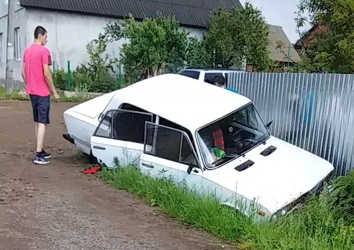 Автопригода за участі автомобіля ВАЗ трапилася у селі Порошково сьогодні по обіді.