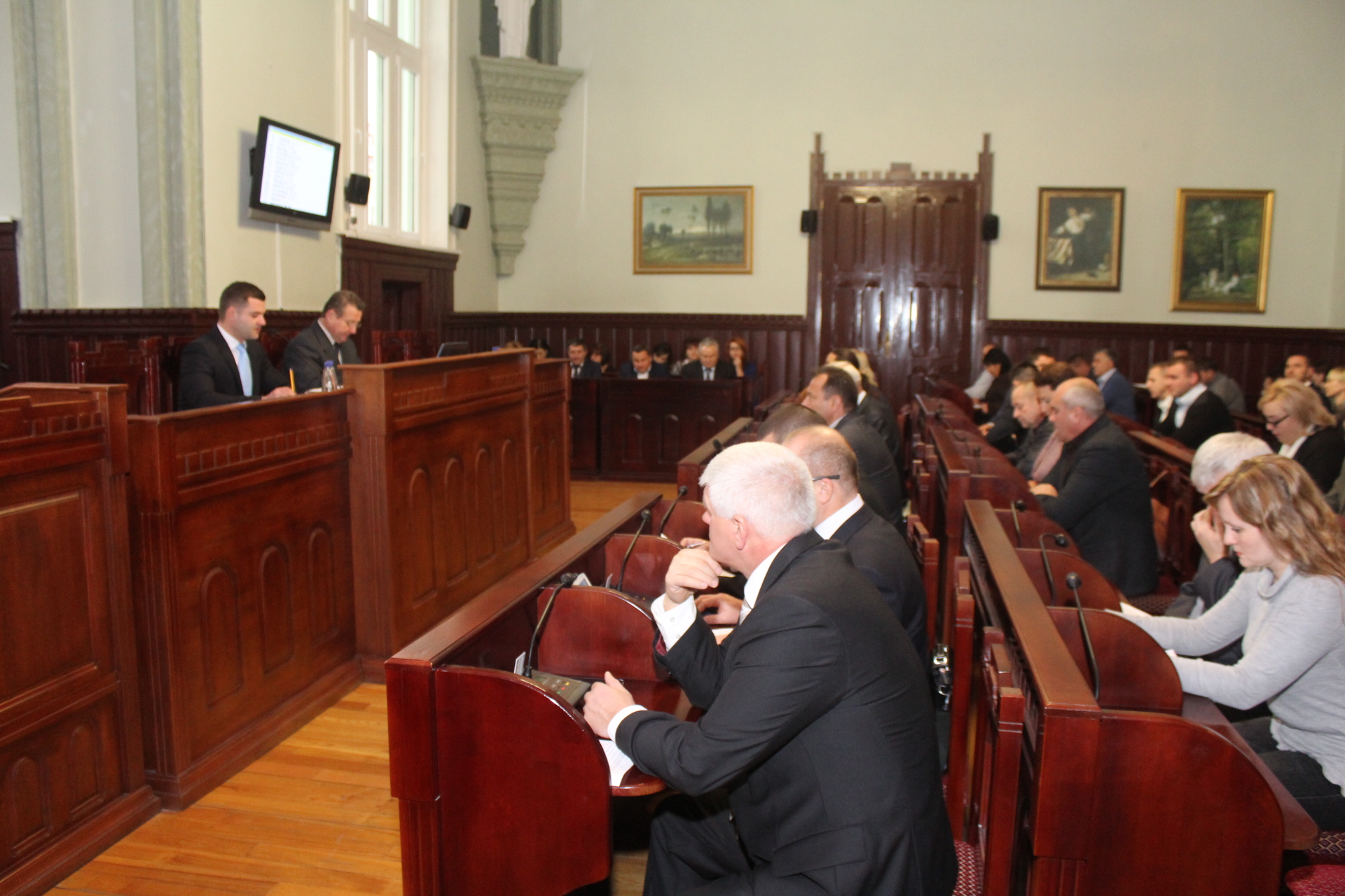 На очередной сессии горсовета депутаты внесли изменения в бюджет на этот год.