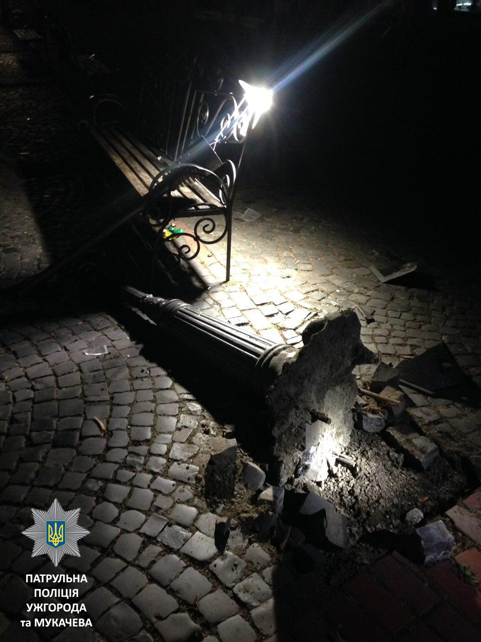 1-го жовтня близько 10-ї години вечора екіпаж мукачівських патрульних отримав повідомлення про пошкодження освітлювального ліхтаря на вулиці Пушкіна.