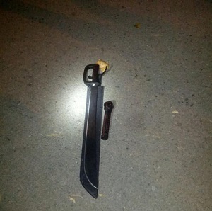 Вчора, близько 23-ї години, на вулиці Станційній ужгородські патрульні побачили юнаків, які розгулювали із предметом, схожим на ніж (мачете).