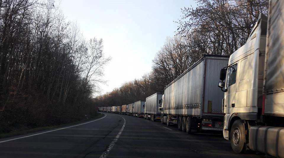 По информации Главного управления ДФС в Закарпатской области, сейчас перед пунктом пропуска находится около 200 грузовых автомобилей.
