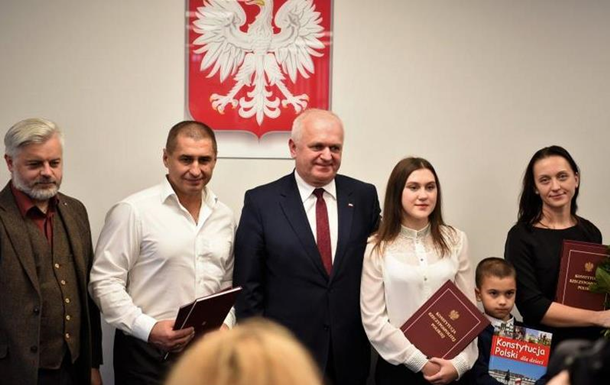 Чоловік із сім'єю вже кілька років живе в Польщі, намагаючись отримати громадянство. Героїчний вчинок українця був нагороджений владою країни.
