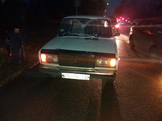 Сегодня, 25 ноября, на Славянской набережной в Ужгороде произошла авария. Через слабое освещение улицы под колеса ВАЗа попала бабушка с внучкой.