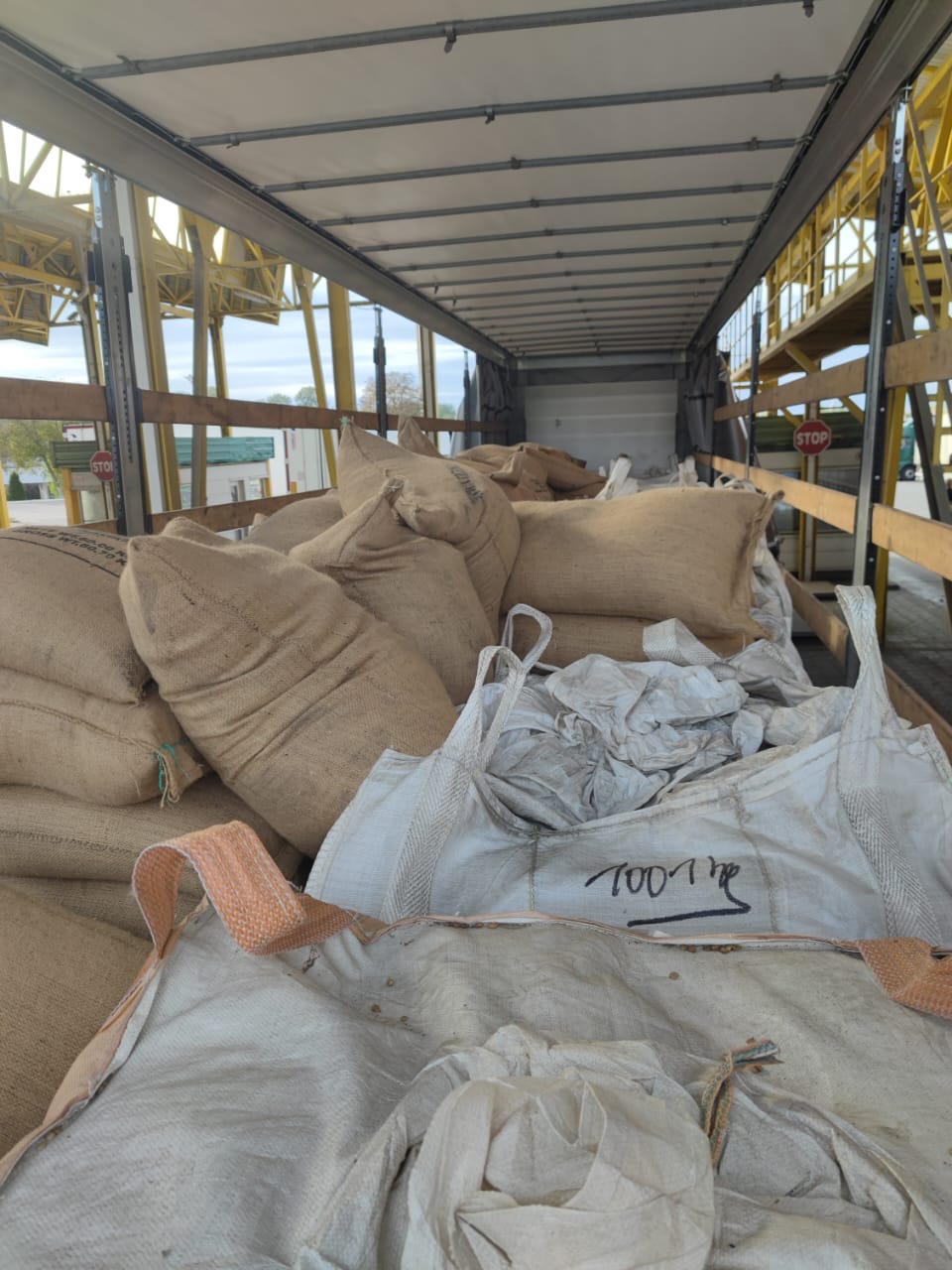 Закарпатські митники вилучили на кордоні 676 кг кави на майже 300 тис грн (ФОТО)