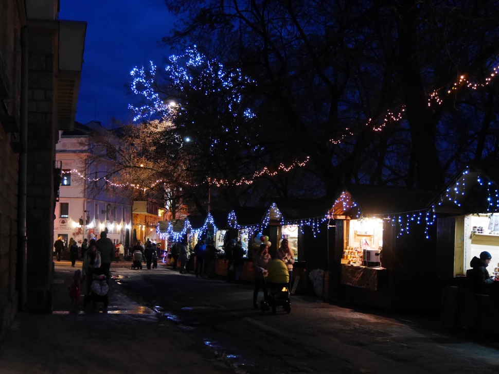 Святкової атмосфери додали сьогодні в Ужгороді – ілюмінацію провели на набережній Незалежності, де розміщуються будиночки новорічно-різдвяного ярмарку.