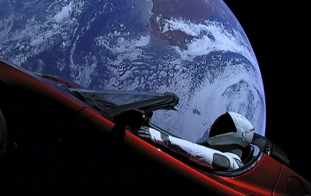 Автомобіль Ілона Маска з манекеном всередині зробив виток навколо зірки. Він літає в космосі з лютого 2018 року.
