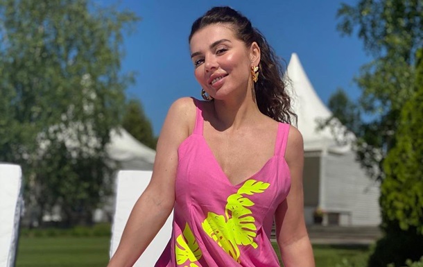 Популярная исполнительница отдыхает в Майами, фотографируется в модных купальниках и зовет корреспондентов пройти ее курс 